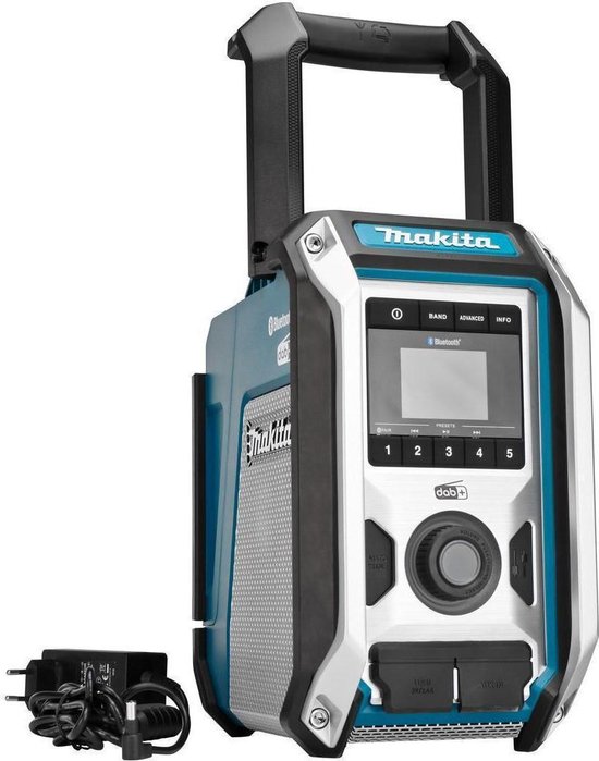 Makita bouwradio met turquoise en zilveren details, handvat en meegeleverde oplader.
