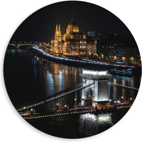 WallClassics - Dibond Muurcirkel - Kettingbrug in Hongarije - 80x80 cm Foto op Aluminium Muurcirkel (met ophangsysteem)