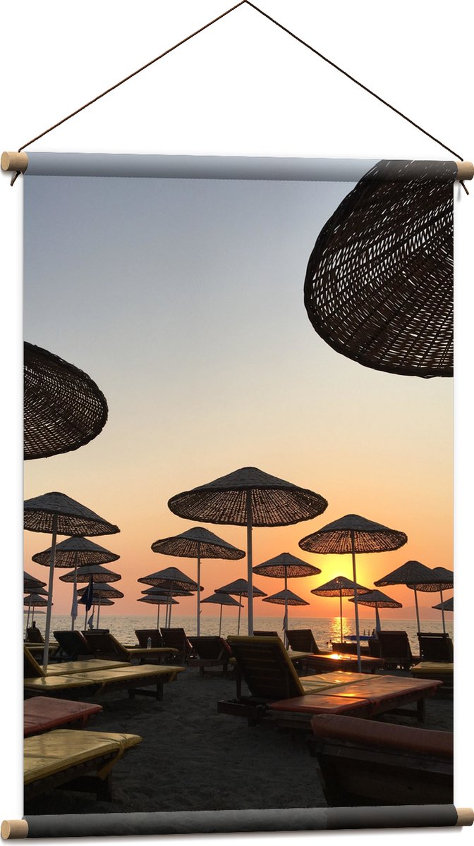 Textielposter - Ligbedden met Rieten Parasols aan het Strand in de Avondzon - 60x90 cm Fot