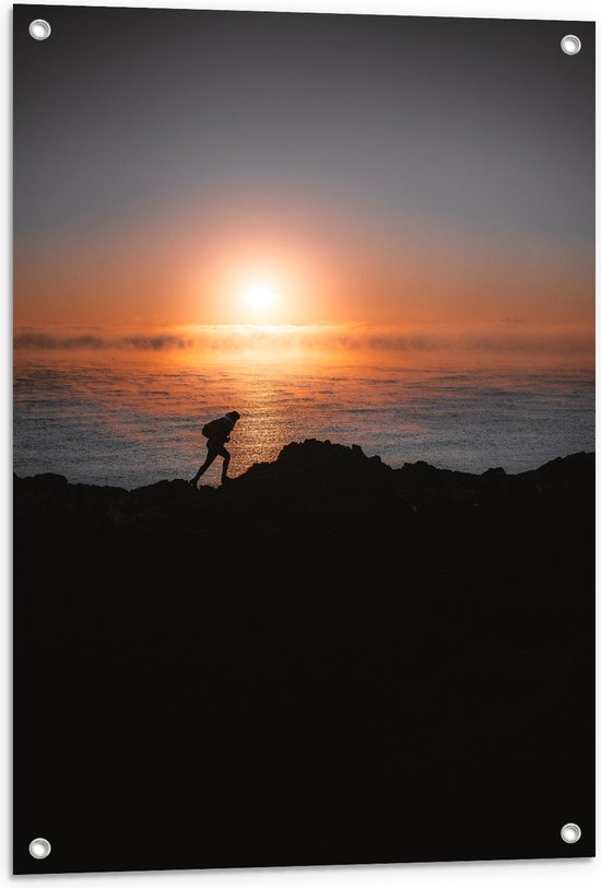 WallClassics - Poster de jardin - Homme marchant sur une Berg au bord de la mer avec coucher de soleil - 60 x 90 cm Photo sur poster de jardin (décoration murale pour l'extérieur et l'intérieur)
