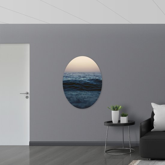 WallClassics - Plaque Ovale en Mousse PVC - Vagues Calmantes sous un Ciel Doux Oranje - 81x108 cm Photo sur Ovale (Avec Système d'accrochage)