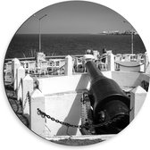 WallClassics - Dibond Muurcirkel - Zwart Kanon gericht op Zee - Zwart Wit - 50x50 cm Foto op Aluminium Muurcirkel (met ophangsysteem)