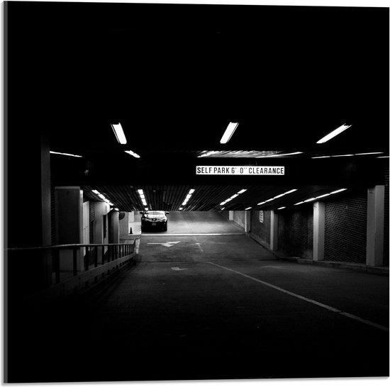 WallClassics - Acrylglas - Pakeergarage - Zwart Wit - 50x50 cm Foto op Acrylglas (Wanddecoratie op Acrylaat)