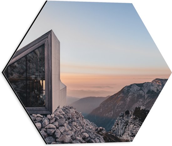 WallClassics - Dibond Hexagon - Gebouw op top van een Berg - 40x34.8 cm Foto op Hexagon (Met Ophangsysteem)