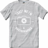 Trust me , I'm A Photographer | Fotografie - Camera - Photography - T-Shirt - Unisex - Donker Grijs - Gemêleerd - Maat L