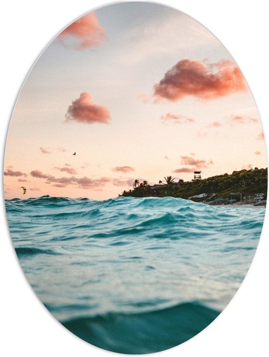 WallClassics - PVC Schuimplaat Ovaal - wolkjes boven Zee op Vakantiebestemming - 60x80 cm Foto op Ovaal  (Met Ophangsysteem)