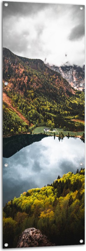 WallClassics - Tuinposter – Donkere Wolken boven Rivier in Bosgebied - 50x150 cm Foto op Tuinposter  (wanddecoratie voor buiten en binnen)