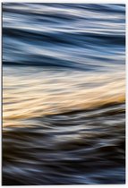 WallClassics - Dibond - Zachte Golven in Water - 70x105 cm Foto op Aluminium (Met Ophangsysteem)