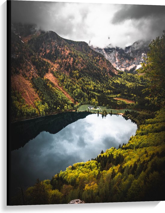 WallClassics - Canvas  - Donkere Wolken boven Rivier in Bosgebied - 75x100 cm Foto op Canvas Schilderij (Wanddecoratie op Canvas)