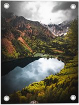 WallClassics - Tuinposter – Donkere Wolken boven Rivier in Bosgebied - 30x40 cm Foto op Tuinposter  (wanddecoratie voor buiten en binnen)