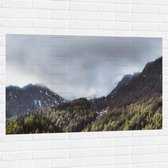 WallClassics - Muursticker - Wolken bij Bergen en Bos - 120x80 cm Foto op Muursticker