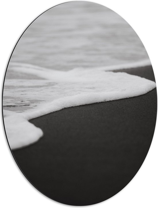 WallClassics - Dibond Ovaal - Schuim van Golf (zwart/wit) - 51x68 cm Foto op Ovaal (Met Ophangsysteem)
