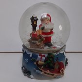 Sneeuwbol kerstman met zak cadeaus bij lantaarn op blauwe basis met arrenslee 9 cm hoog