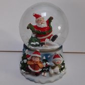 Sneeuwbol kerstman met kerstboom en guirlande op blauwe basis met kerstkind en sneeuwpop 9cm