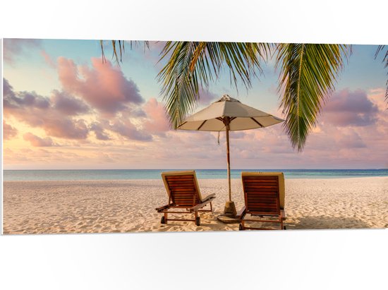 PVC Schuimplaat - Twee Ligbedden op het Strand met Palmboom - 100x50 cm Foto op PVC Schuimplaat (Met Ophangsysteem)