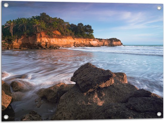 Tuinposter – Stapel Rotsen bij Zeewater met Heuvels en Bomen - 80x60 cm Foto op Tuinposter (wanddecoratie voor buiten en binnen)