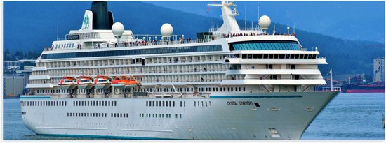 WallClassics - Poster Glanzend – Groot Wit Cruiseschip varend bij Bergen - 60x20 cm Foto op Posterpapier met Glanzende Afwerking