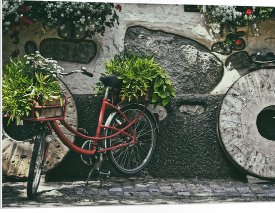 WallClassics - Panneau en mousse PVC - Vélo rouge décoré de Plantes devant un mur de pierre - Photo 100x75 cm sur panneau en mousse PVC