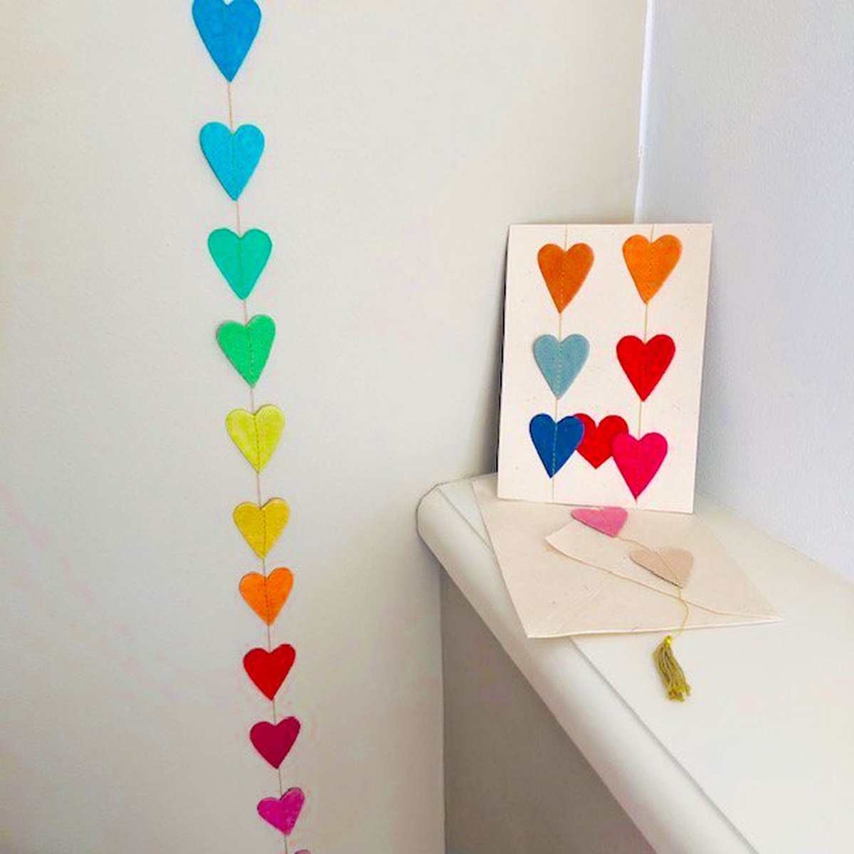 Luna-Leena duurzame slinger wenskaart hartjes multi - slinger vertiaal L115 cm - eco papier - handgemaakt in Nepal - bruiloft - love - liefde - vriendschap - geboorte - feest - beterschap - babyshower - afscheid - Valentijns - slingerkaart - birthday