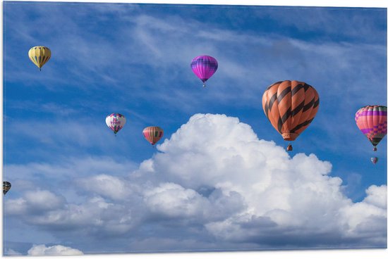 WallClassics - Vlag - Groepje Gekleurde Luchtballonnen bij Wolken in Blauwe Lucht - 75x50 cm Foto op Polyester Vlag
