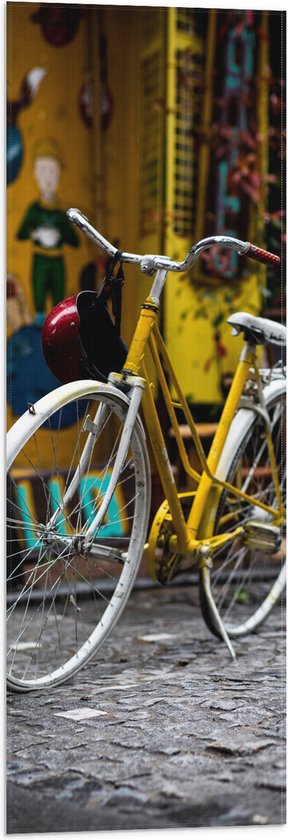 WallClassics - Vlag - Gele Fiets in de Stad - 30x90 cm Foto op Polyester Vlag