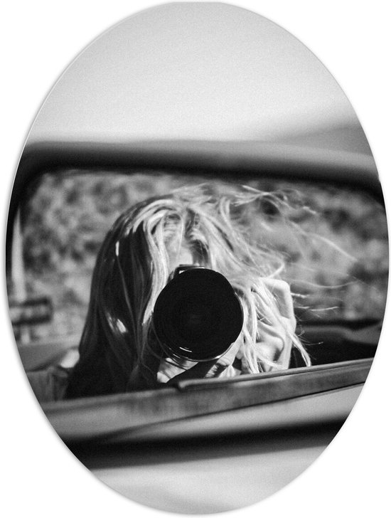 WallClassics - PVC Schuimplaat Ovaal - Fotograaf in Autospiegel (zwart-wit) - 60x80 cm Foto op Ovaal (Met Ophangsysteem)