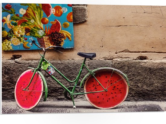 WallClassics - PVC Schuimplaat- Geparkeerde Fiets bij Muur met Watermeloen Wielen - 75x50 cm Foto op PVC Schuimplaat