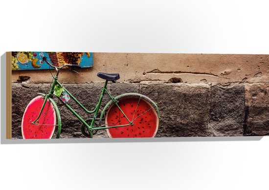 WallClassics - Hout - Geparkeerde Fiets bij Muur met Watermeloen Wielen - 90x30 cm - 9 mm dik - Foto op Hout (Met Ophangsysteem)