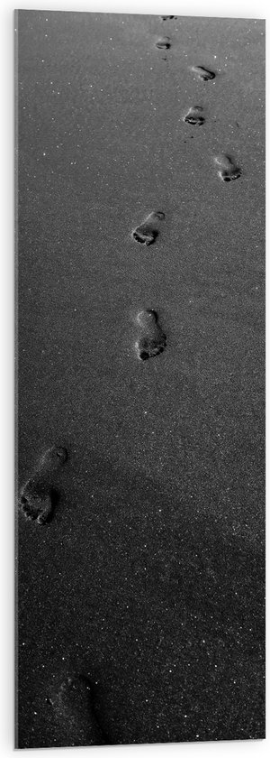 Acrylglas - Voetstappen op het Strand (Zwart- wit) - 40x120 cm Foto op Acrylglas (Wanddecoratie op Acrylaat)