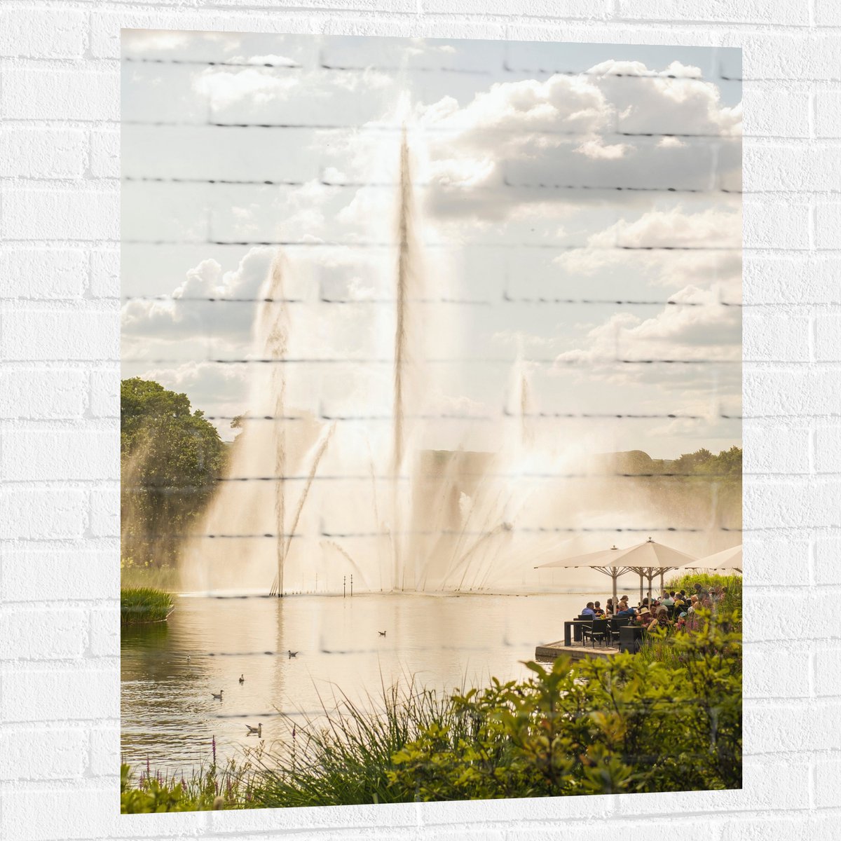 Muursticker - Waterfontein in een Meer - 75x100 cm Foto op Muursticker
