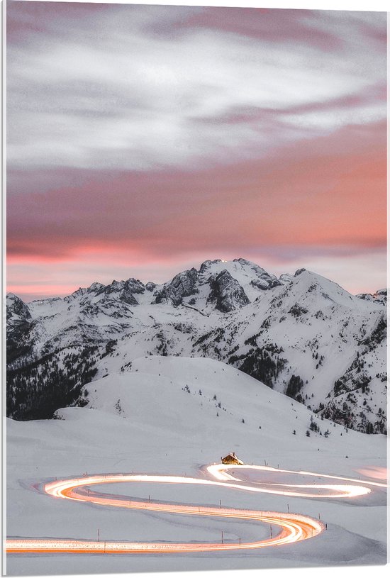 Acrylglas - Verlichte Weg door Sneeuw Landschap en Bergen tegen de Avond - 60x90 cm Foto op Acrylglas (Met Ophangsysteem)
