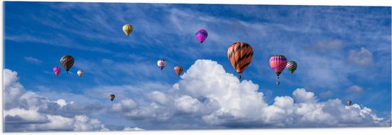 WallClassics - Acrylglas - Groepje Gekleurde Luchtballonnen bij Wolken in Blauwe Lucht - 120x40 cm Foto op Acrylglas (Met Ophangsysteem)