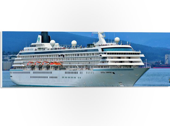 WallClassics - PVC Schuimplaat- Groot Wit Cruiseschip varend bij Bergen - 60x20 cm Foto op PVC Schuimplaat