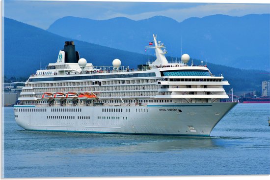 WallClassics - Verre acrylique - Groot bateau de croisière Wit naviguant près de Montagnes - 60x40 cm Photo sur verre acrylique (Décoration murale sur acrylique)