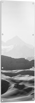 Tuinposter – Zwart-wit Foto van Bergen in de Sneeuw - 50x150 cm Foto op Tuinposter (wanddecoratie voor buiten en binnen)