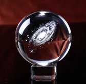 GreatGift® - 3D Heelal in Kristallen bol - Galaxy - 8cm - In luxe geschenkdoos - Cadeau Voor hem - Cadeau voor Haar - Maan - Ruimte - Astrologie - Op Kristallen standaard