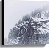WallClassics - Canvas - Besneeuwde Bergen in de Mist - 40x40 cm Foto op Canvas Schilderij (Wanddecoratie op Canvas)