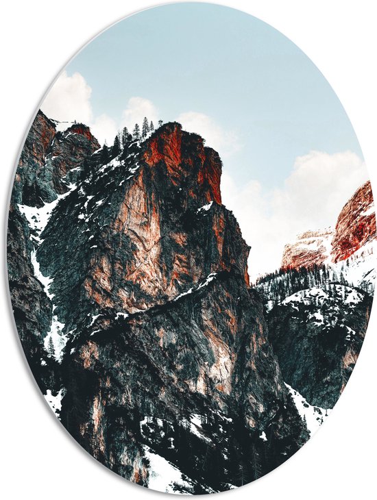 WallClassics - PVC Schuimplaat Ovaal - Bergtoppen met Sneeuw - 51x68 cm Foto op Ovaal (Met Ophangsysteem)