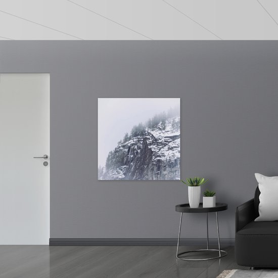 WallClassics - Drapeau - Montagnes enneigées dans la brume - 100 x 100 cm Photo sur drapeau en polyester