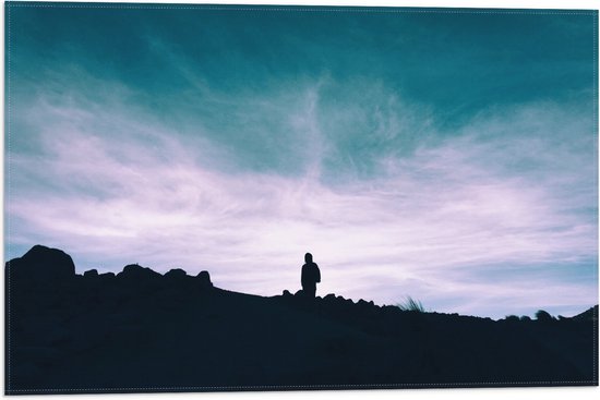 WallClassics - Vlag - Silhouette van Man op een Berg - 60x40 cm Foto op Polyester Vlag