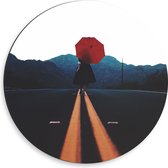 WallClassics - Dibond Muurcirkel - Vrouw met Rode Paraplu op de Weg - 50x50 cm Foto op Aluminium Muurcirkel (met ophangsysteem)