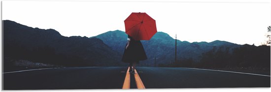 WallClassics - Acrylglas - Vrouw met Rode Paraplu op de Weg - 90x30 cm Foto op Acrylglas (Met Ophangsysteem)