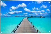 Tuinposter – Tropisch Resort met Steigers over Helder Blauwe Oceaan - 90x60 cm Foto op Tuinposter (wanddecoratie voor buiten en binnen)