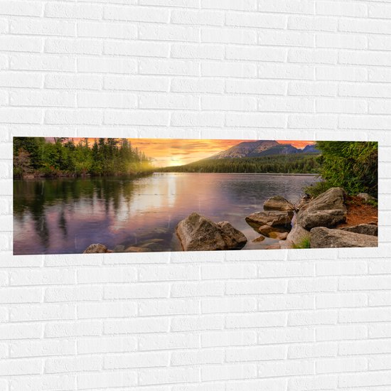 Muursticker - Zonsondergang aan een Meer met Prachtige Natuur - 150x50 cm Foto op Muursticker