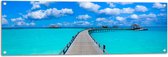 Tuinposter – Tropisch Resort met Steigers over Helder Blauwe Oceaan - 120x40 cm Foto op Tuinposter (wanddecoratie voor buiten en binnen)