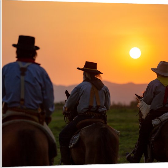 PVC Schuimplaat - Achteraanzicht van Drie Cowboys op Paarden tijdens Felle Zonsondergang - 80x80 cm Foto op PVC Schuimplaat (Met Ophangsysteem)