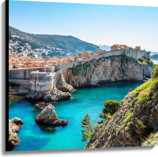 Canvas - Baai bij Rotsen op Zomerse Dag in Dubrovnik, Kroatië - 100x100 cm Foto op Canvas Schilderij (Wanddecoratie op Canvas)