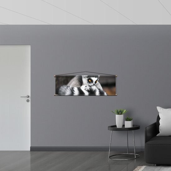 Textielposter - Ringstaart Maki Aap met Snuit in Staart op Balk - 120x40 cm Foto op Textiel