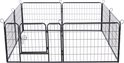 Zwarte metalen puppyren met 8 panelen, opgesteld in een rechthoekige vorm met een deur.