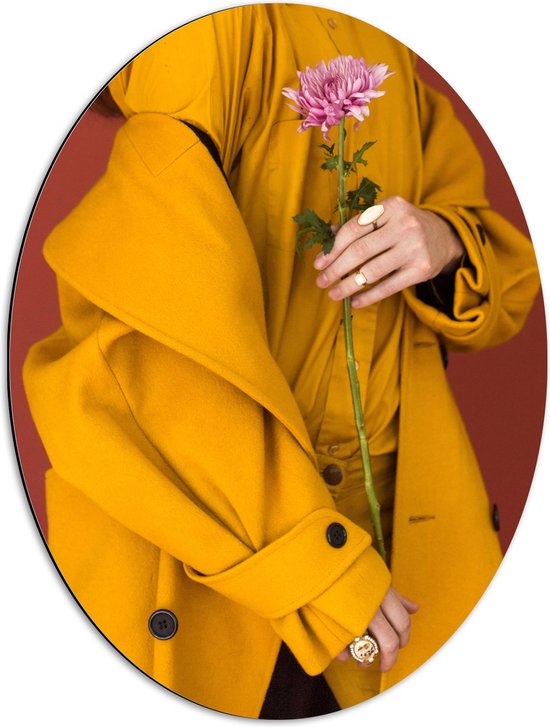 Dibond Ovaal - Vrouw in Gele Jas met Roze Bloem - 51x68 cm Foto op Ovaal (Met Ophangsysteem)